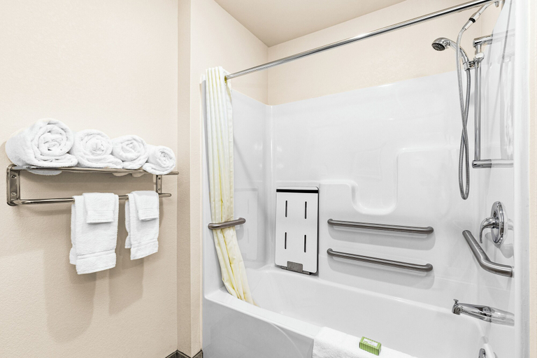 Bathroom 4, Cobblestone Hotel & Suites - Ottumwa, Wapello