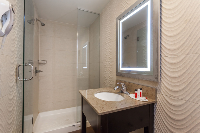 Bathroom 4, Travelodge by Wyndham South Hackensack, Bergen