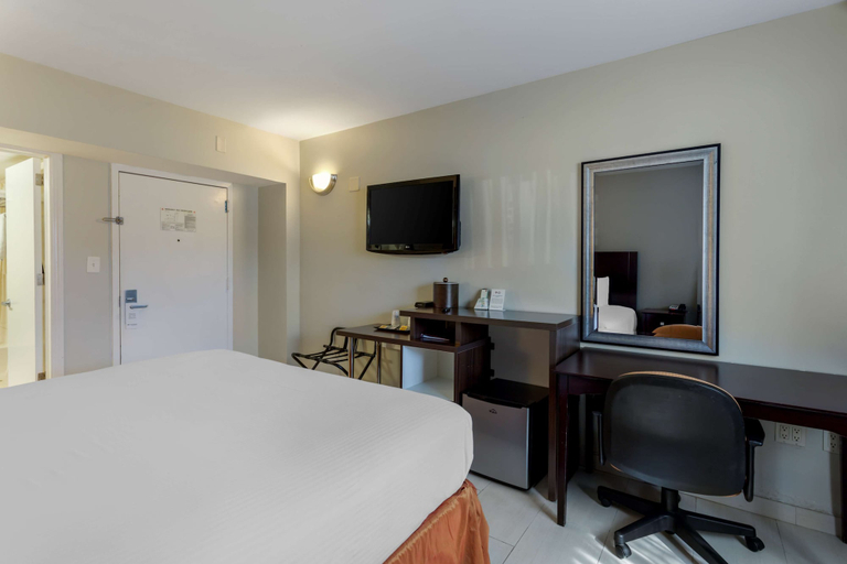 Bedroom 3, Best Western Plus Brooklyn Bay Hotel, New York