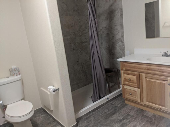 Bathroom 4, Little Daisy Motel, Yavapai