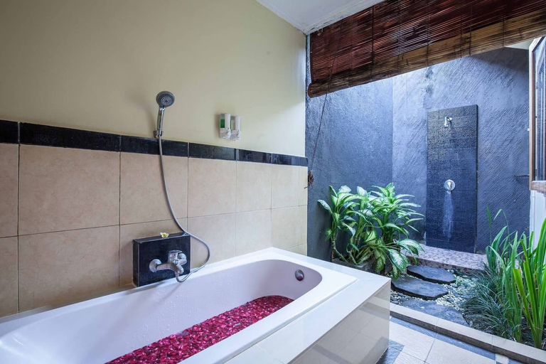 Bathroom 3, 9-BR Private Pool Villa Walk to Seminyak Beach, Badung