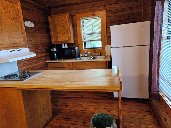 Others 4, Riverview Cabins, Fulton