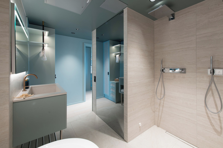 Bathroom 4, Hotel Riviera, Moss