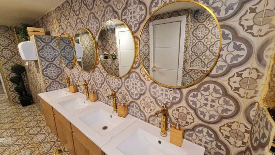 Bathroom 5, Capsule & Dormitory Space-X, Jerusalem