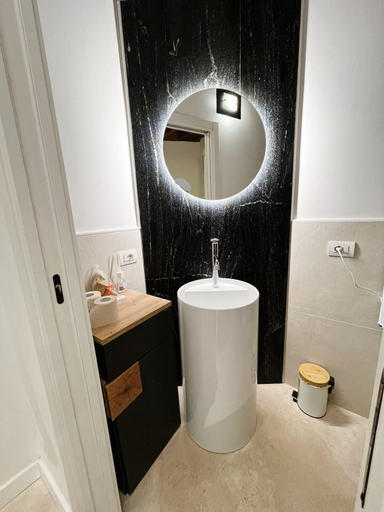 Bathroom 5, Repetita Juvant, Rome