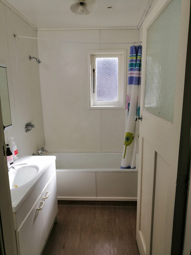 Bathroom 3, Stafford Gables Hostel, Dunedin