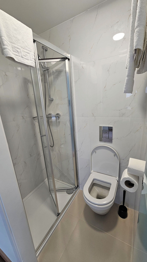 Bathroom 5, Homefield Lodge, London