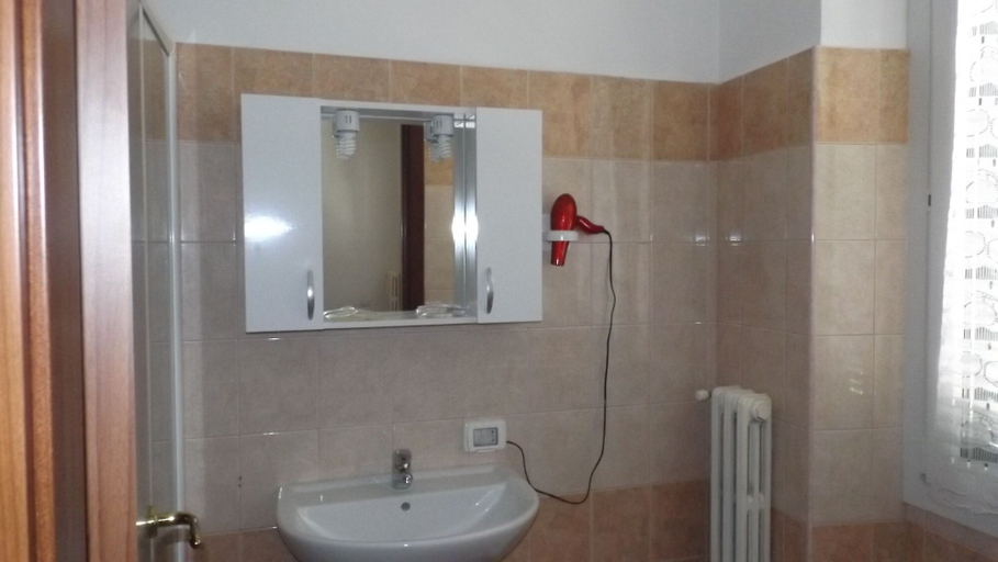 Bathroom 4, Foresteria Roma Esercito della Salvezza, Rome
