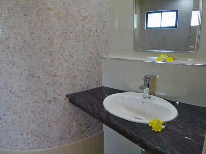 Bathroom 5, Aquarius Resort, Mahawewa