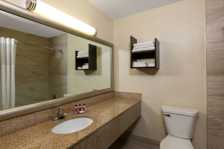 Bathroom 5, AmericInn by Wyndham La Crosse Riverfront-Conference Center, La Crosse