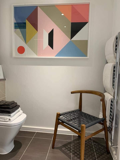 Others 5, Stylish and Chic 1 Bedroom Apartment in Canning Town, London