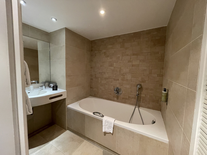 Bathroom 5, Hôtel France et Chateaubriand, Ille-et-Vilaine