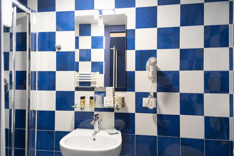Bathroom 2, La Residenza di Michelangelo, Florence