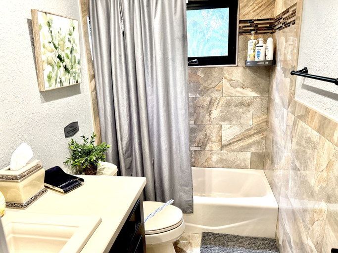 Bathroom 5, 3 Bed - Sleeps 6 - Free Parking - 5 Mins to Beach, Broward