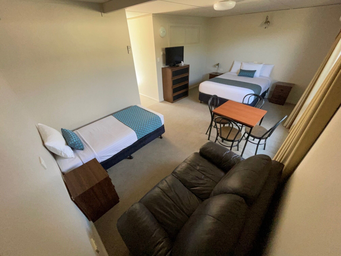 Others 5, Jerilderie Motor Inn, Jerilderie