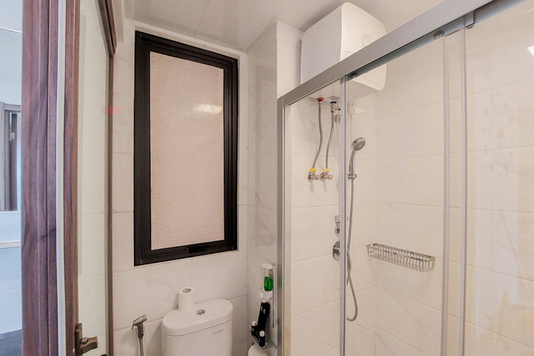Bathroom 2, Comfrot 2Br At Sky House Bsd Apartment, South Tangerang