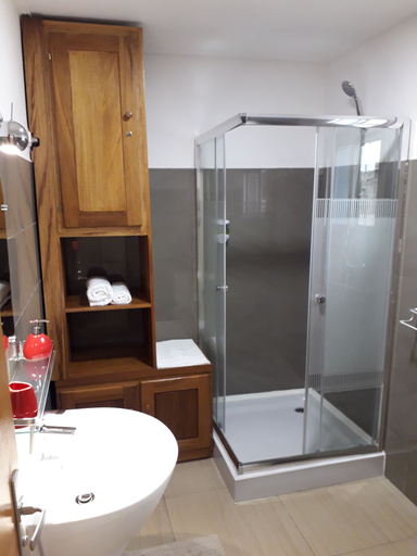 Bathroom 3, Lodje, Wouri