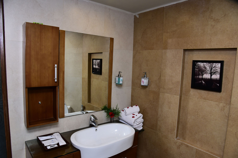 Bathroom 4, Sinclairs Retreat Ooty, The Nilgiris