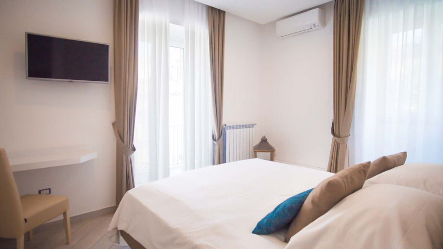 Bedroom 3, Spacious Villa with 4 rooms, pool, solarium & garden, Napoli