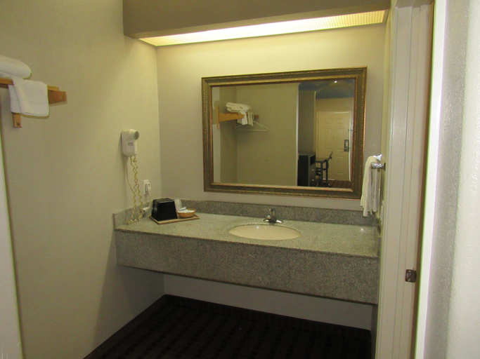 Bathroom 3, Camelot Inn & Suites Highway 290 NW Freeway, Houston