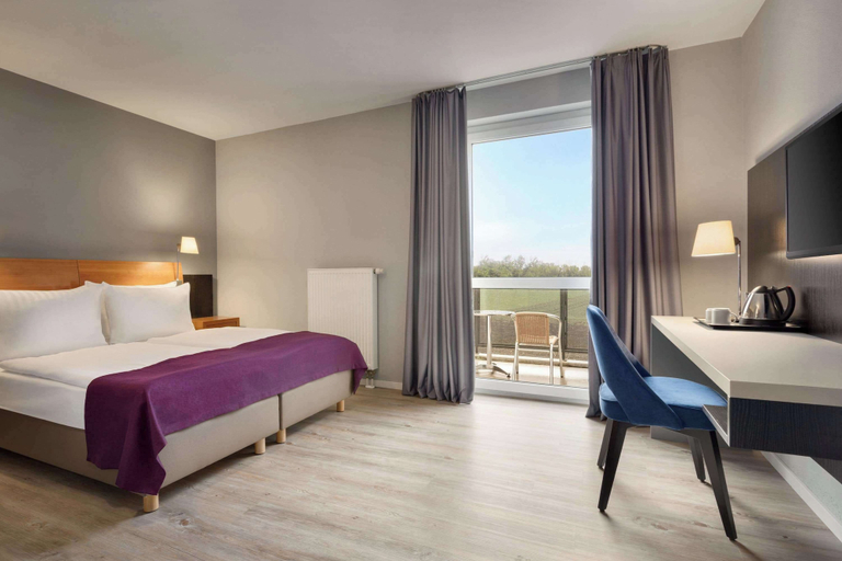 Bedroom 3, Ramada by Wyndham Muenchen Airport, Erding