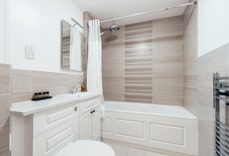 Bathroom 4, King Arthur Hotel, Swansea