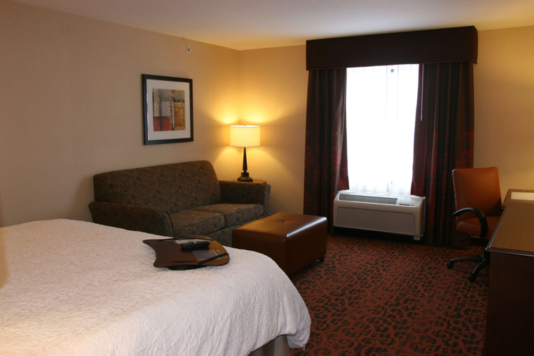 Bedroom 2, Hampton Inn & Suites Peru, La Salle