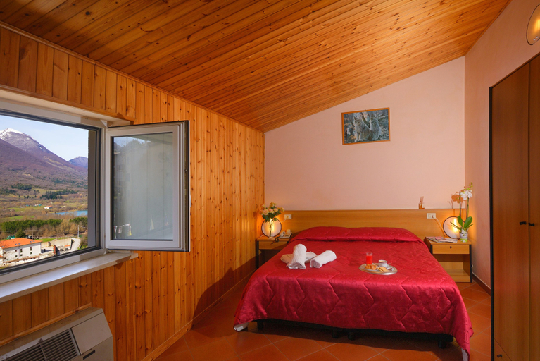 Bedroom 2, Hotel Holidays, L'Aquila