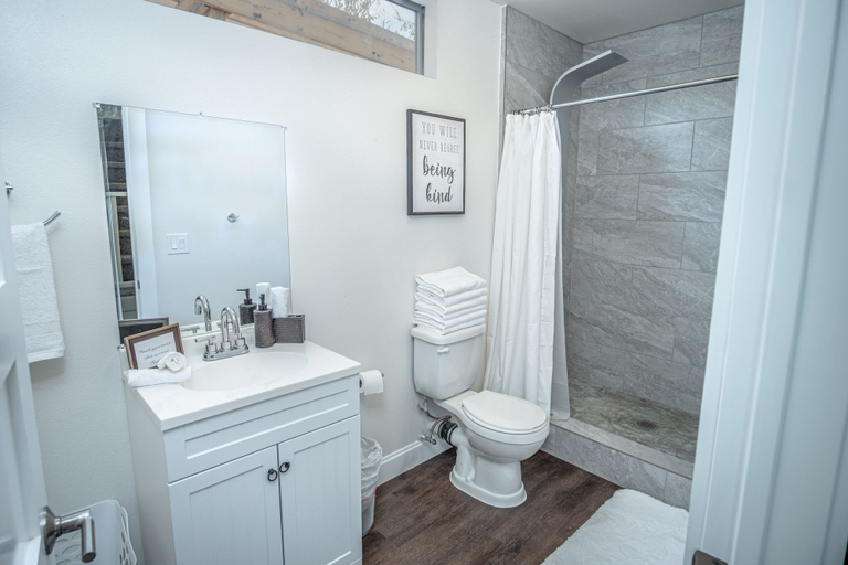 Bathroom 4, Guest House with Loft near Downtown, Bexar