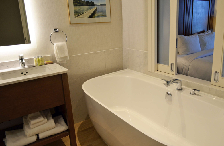 Bathroom 5, DoubleTree Fallsview Resort & Spa by Hilton Niagara Falls, Niagara