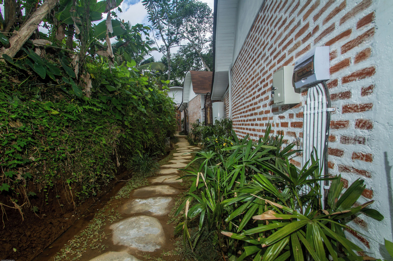 Exterior & Views 24