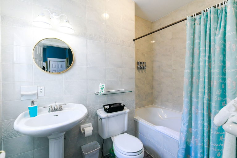 Bathroom 4, Prince Street Suites, Queens