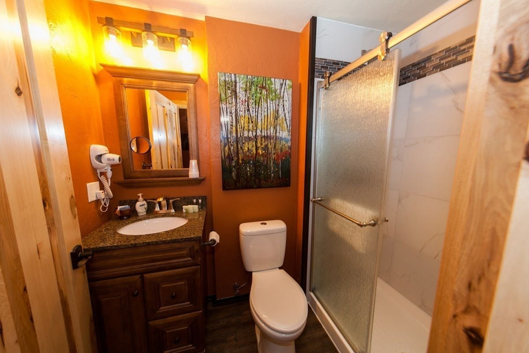 Bathroom 5, Log Cabin Lodge & Suites, Westmoreland