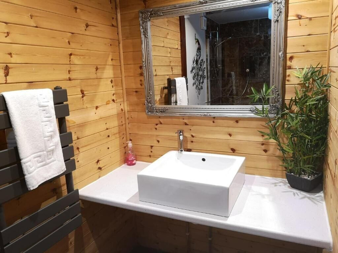 Bathroom 2, Wren 8 Hot Tub, Carmarthenshire
