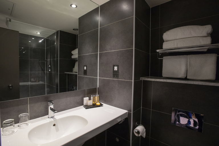 Bathroom 3, The Lincoln Hotel, Lincolnshire