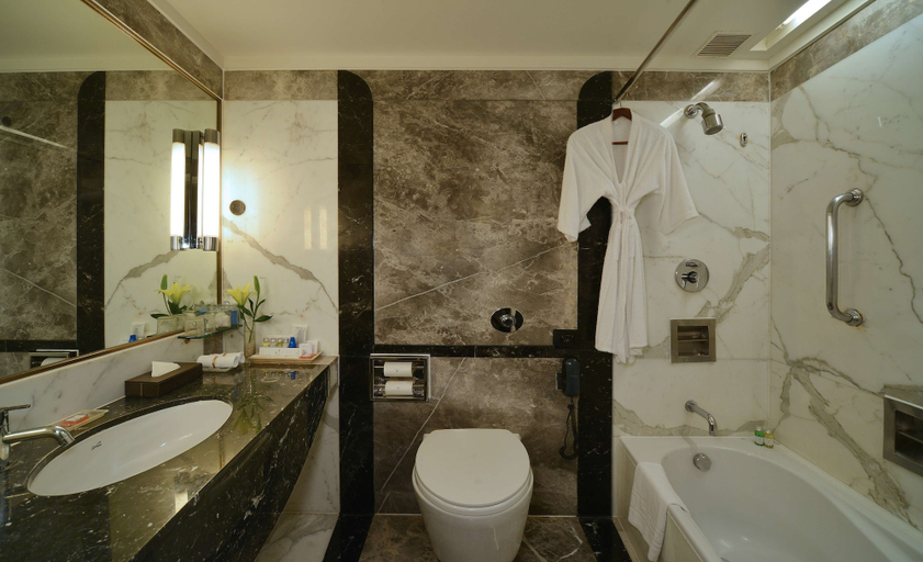 Bathroom 5, Hotel Marine Plaza Mumbai, Mumbai City