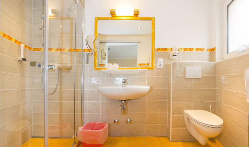 Bathroom 3, Hotel Schneeberger, Kufstein