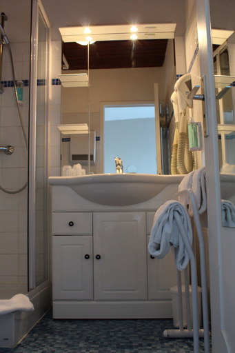 Bathroom 3, Hotel Mer et Forêt, Charente-Maritime