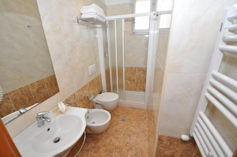 Bathroom 5, Hotel Adriatic & Beauty, Rimini