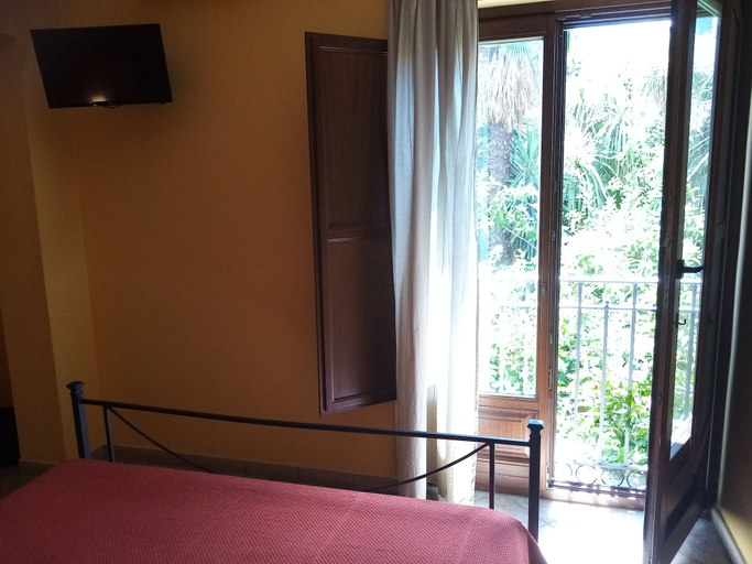 Bedroom 3, Albergo Pace, Napoli