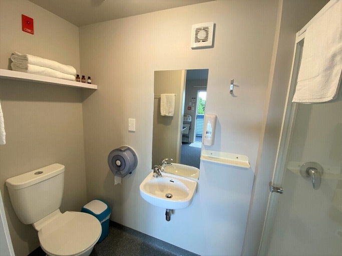 Bathroom 4, LKNZ Lodge & Cafe, Ruapehu
