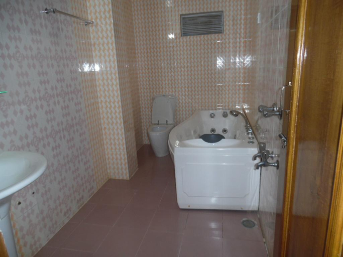Bathroom, Excelsior Sylhet Hotel & Resort, Sylhet