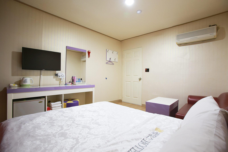Bedroom 2, Paju Phillips, Paju