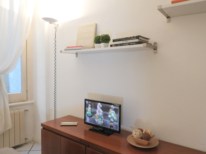Television 2, Lovely 1 Bedroom Flat in Brera District, Milano