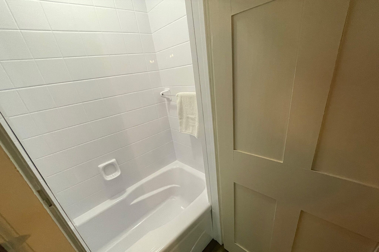Bathroom 4, Lee Farm Inn, Memphrémagog