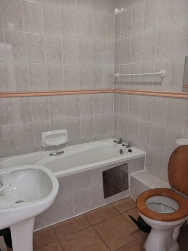 Bathroom, 26 Isikhulu, eThekwini
