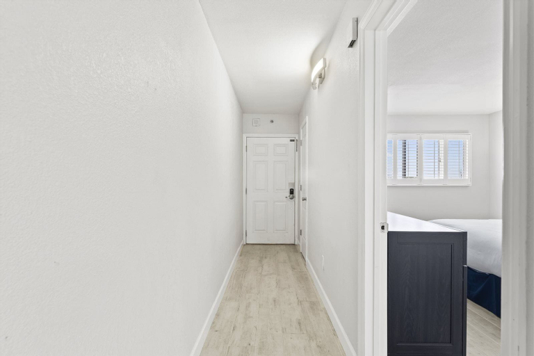 The Summit 621, Bay