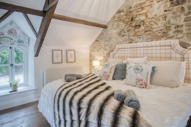 Bedroom 2, The Lodge - 2 Bedroom Cottage - Princes Gate, Pembrokeshire
