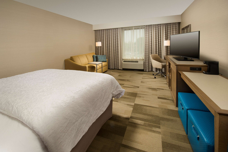 Bedroom 3, Hampton Inn & Suites Syracuse/Carrier Circle, Onondaga