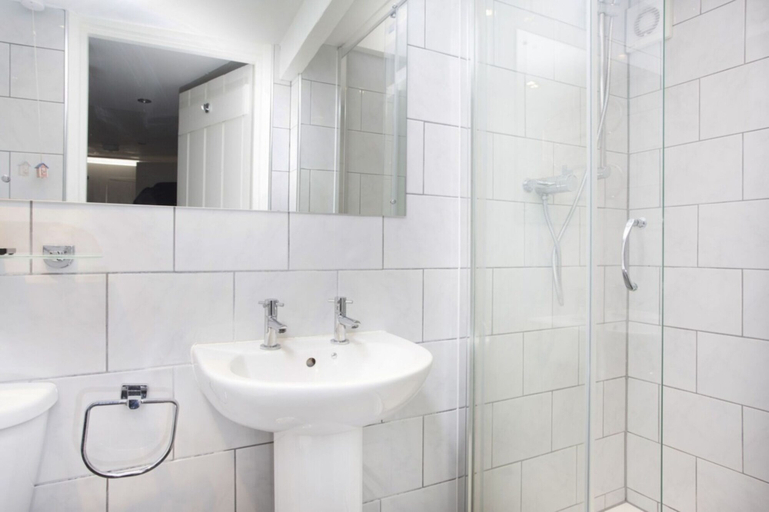 Bathroom 4, Hotel Continental, Kent
